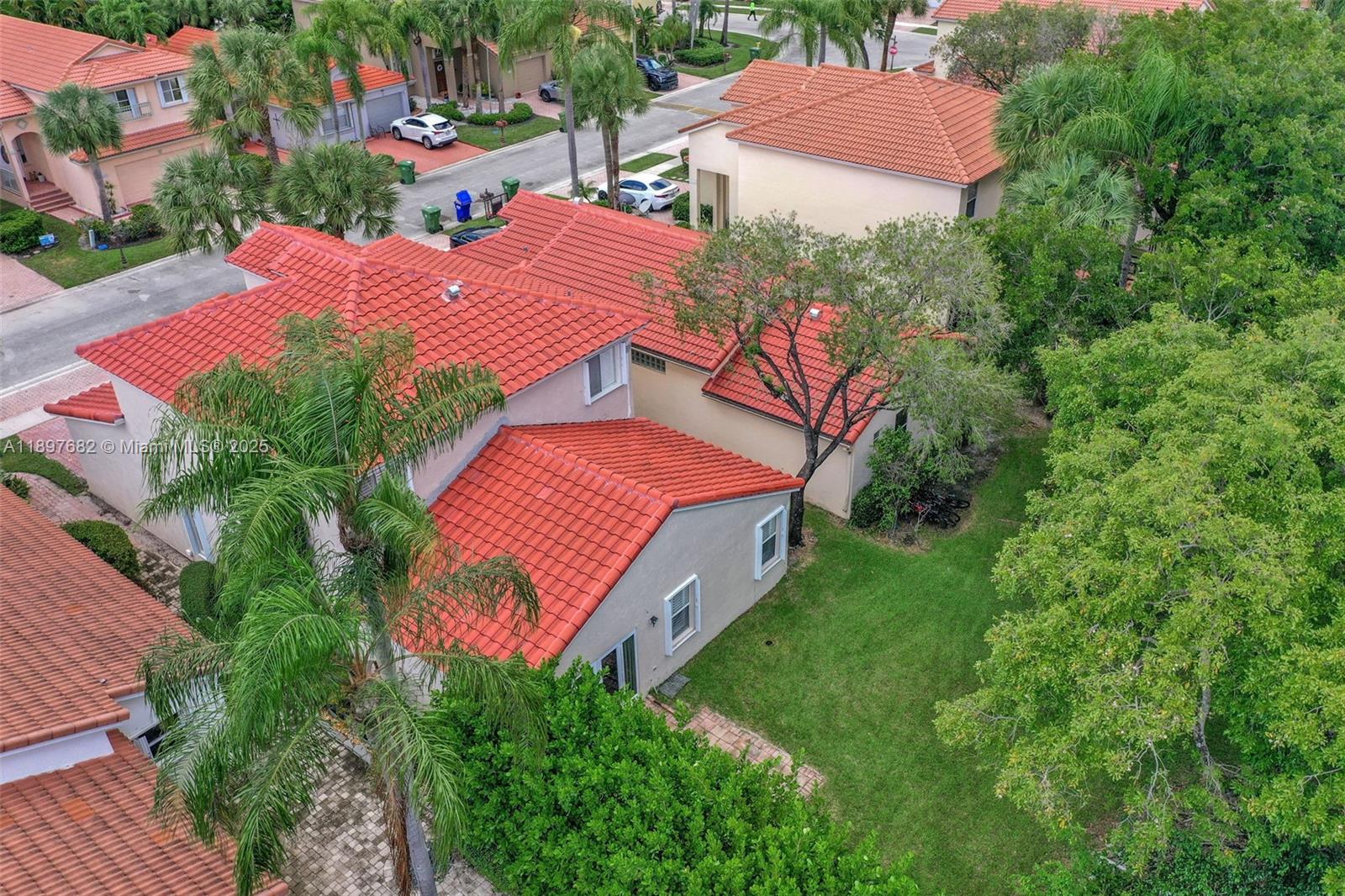 HOLLYWOOD LAKES COUNTRY C - Residential
