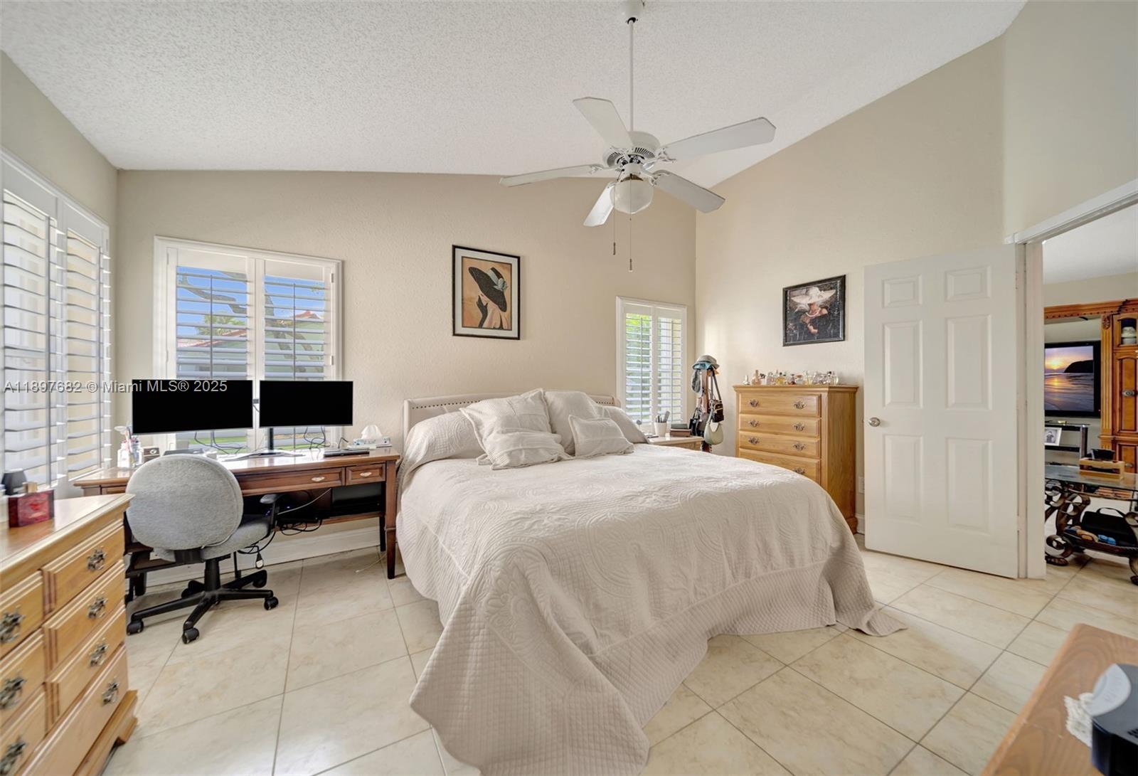 HOLLYWOOD LAKES COUNTRY C - Residential