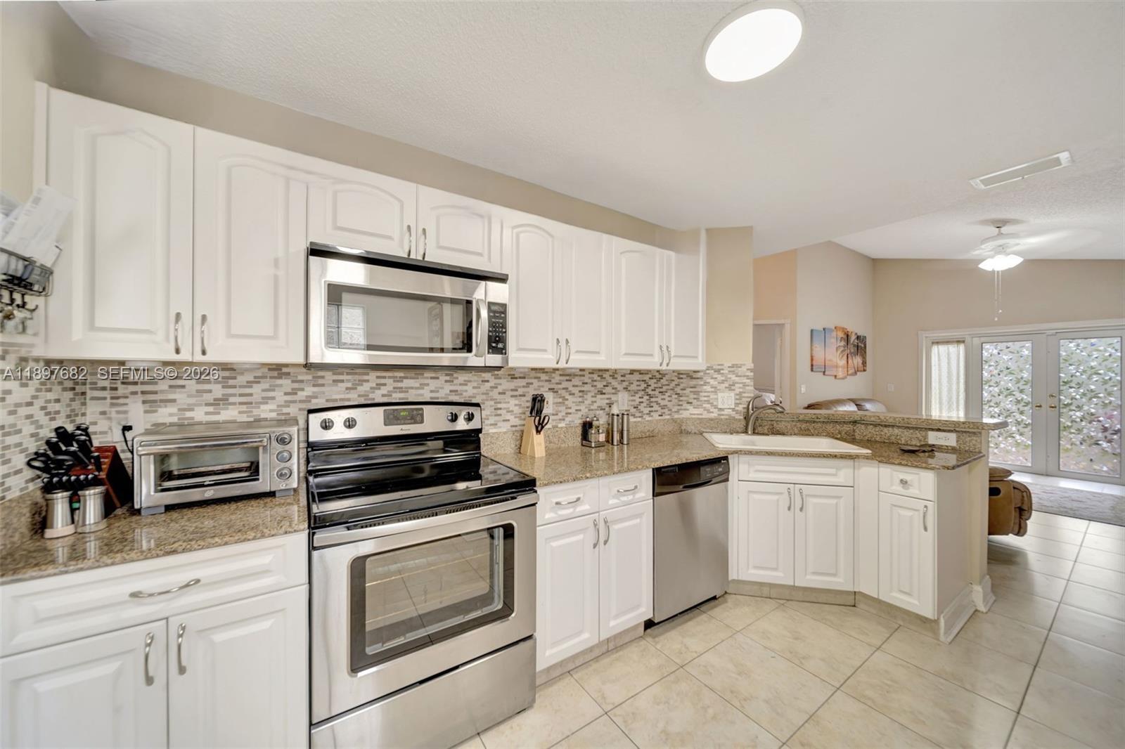 HOLLYWOOD LAKES COUNTRY C - Residential