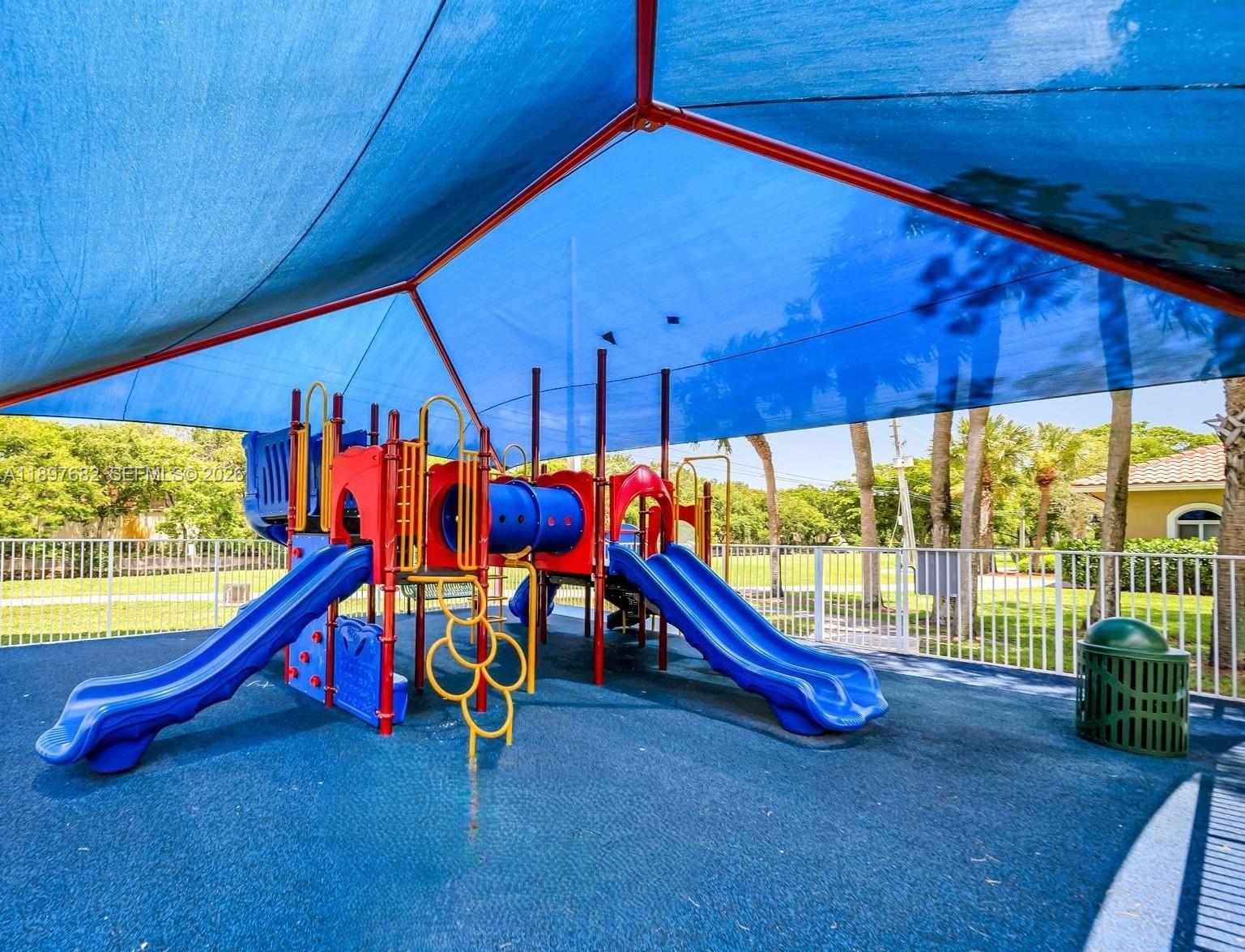 HOLLYWOOD LAKES COUNTRY C - Residential