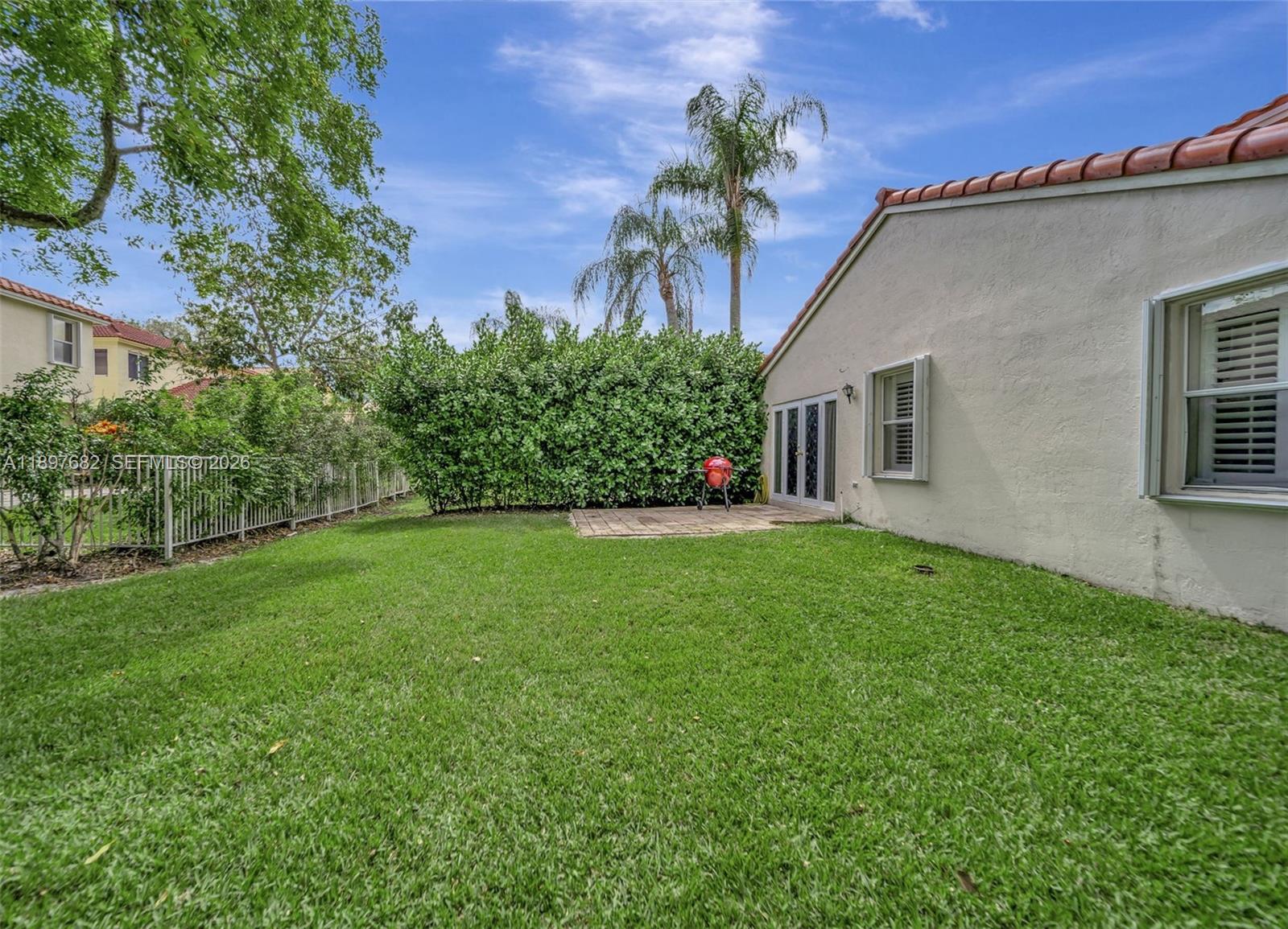 HOLLYWOOD LAKES COUNTRY C - Residential