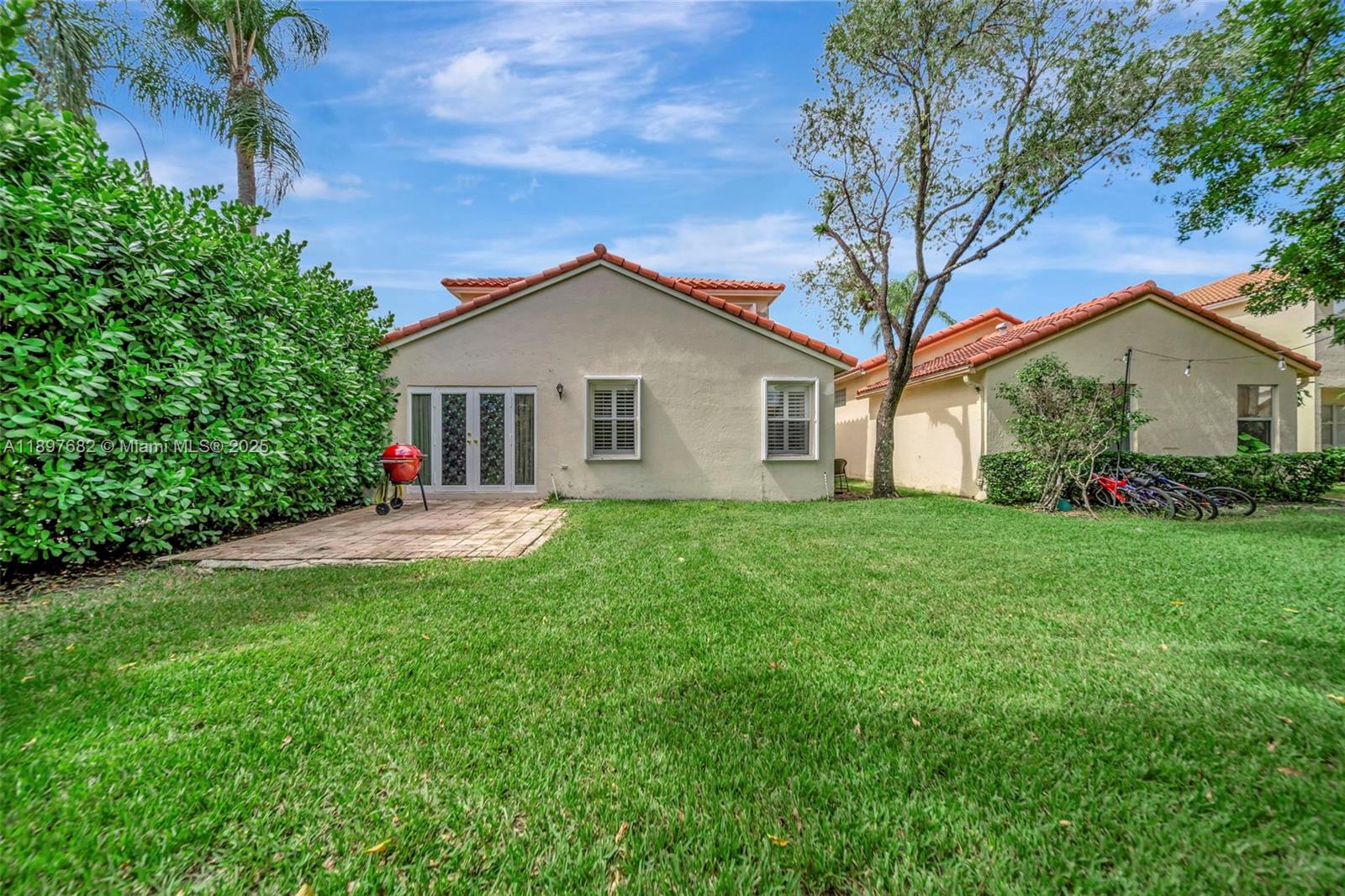 HOLLYWOOD LAKES COUNTRY C - Residential