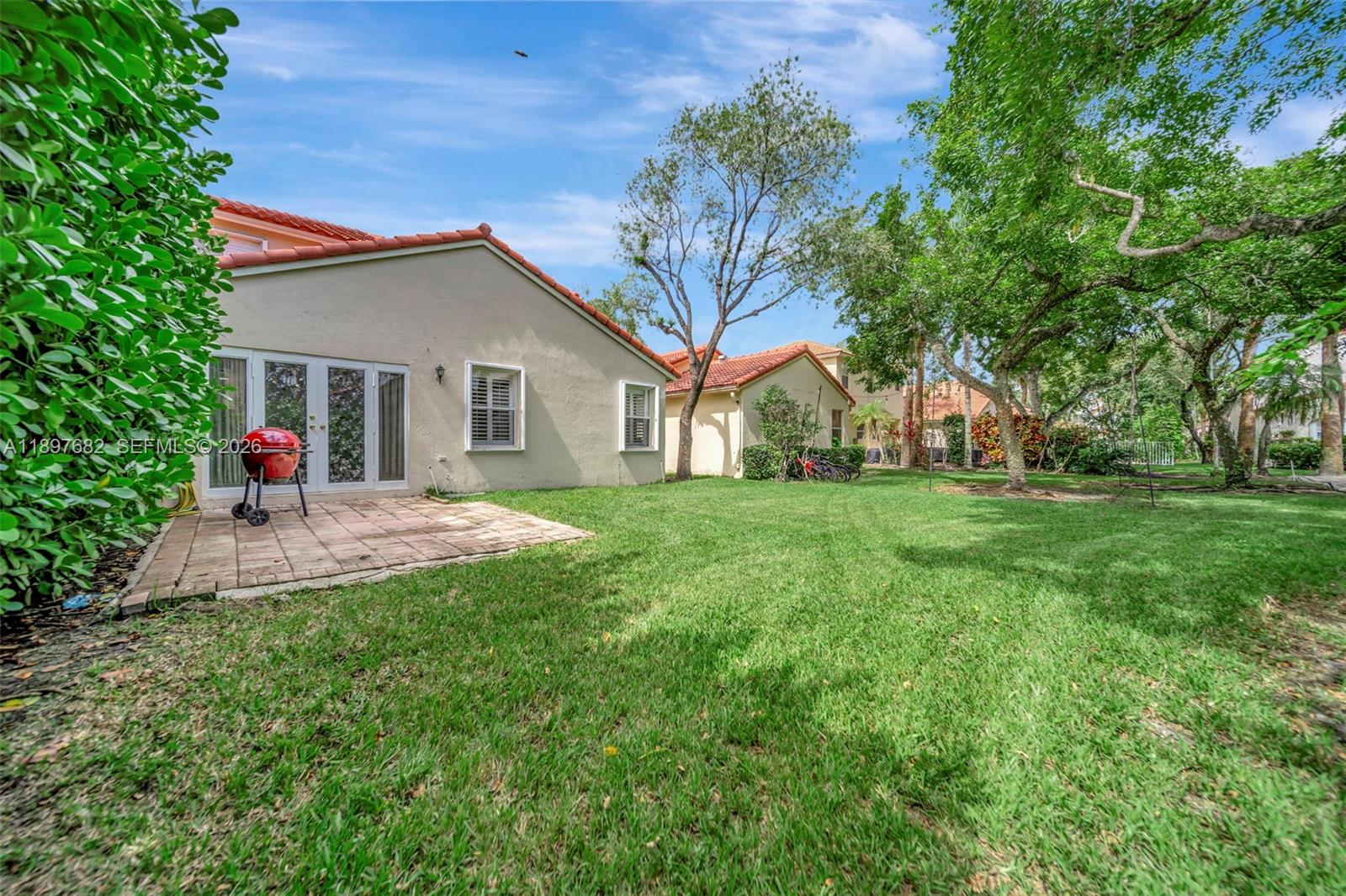 HOLLYWOOD LAKES COUNTRY C - Residential