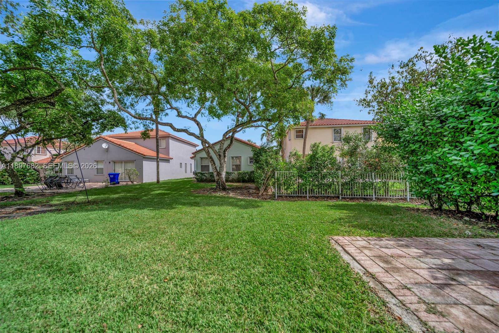 HOLLYWOOD LAKES COUNTRY C - Residential