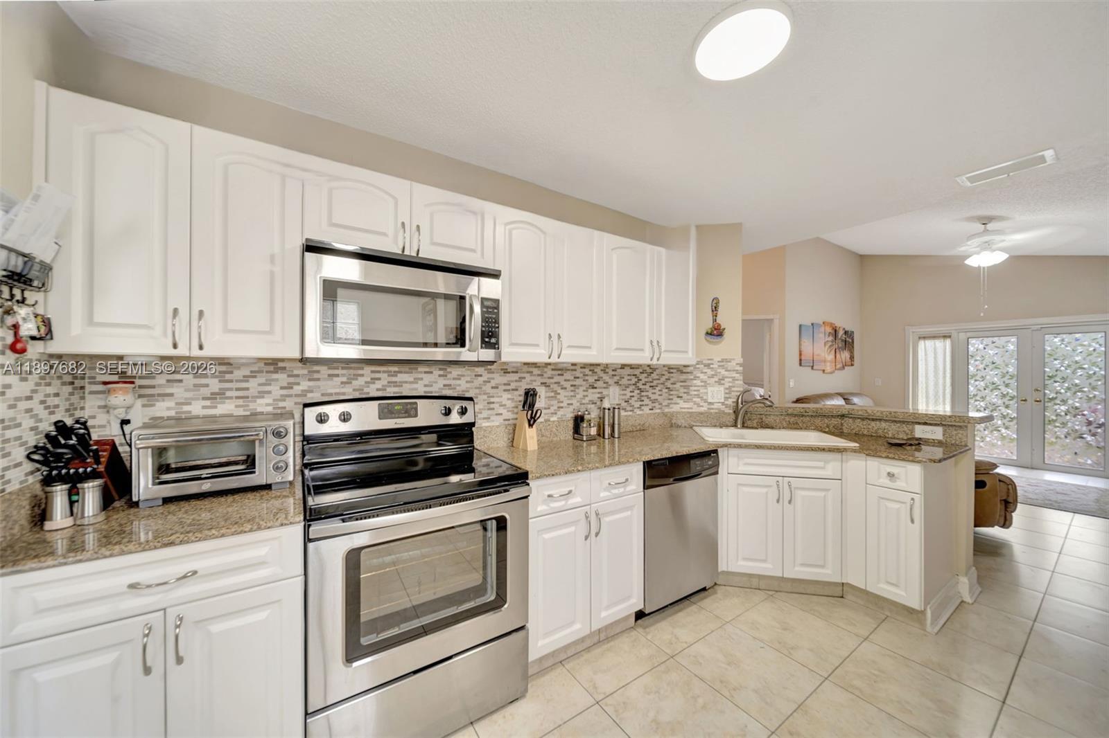 HOLLYWOOD LAKES COUNTRY C - Residential