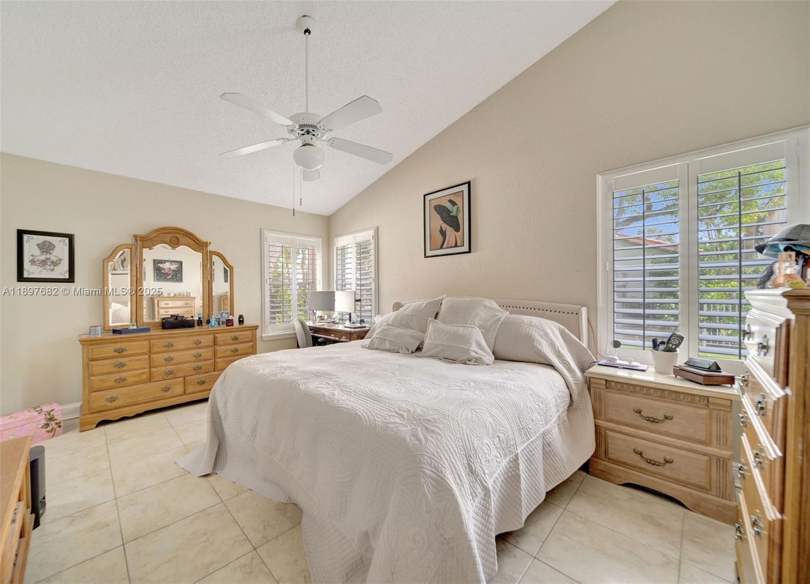 HOLLYWOOD LAKES COUNTRY C - Residential