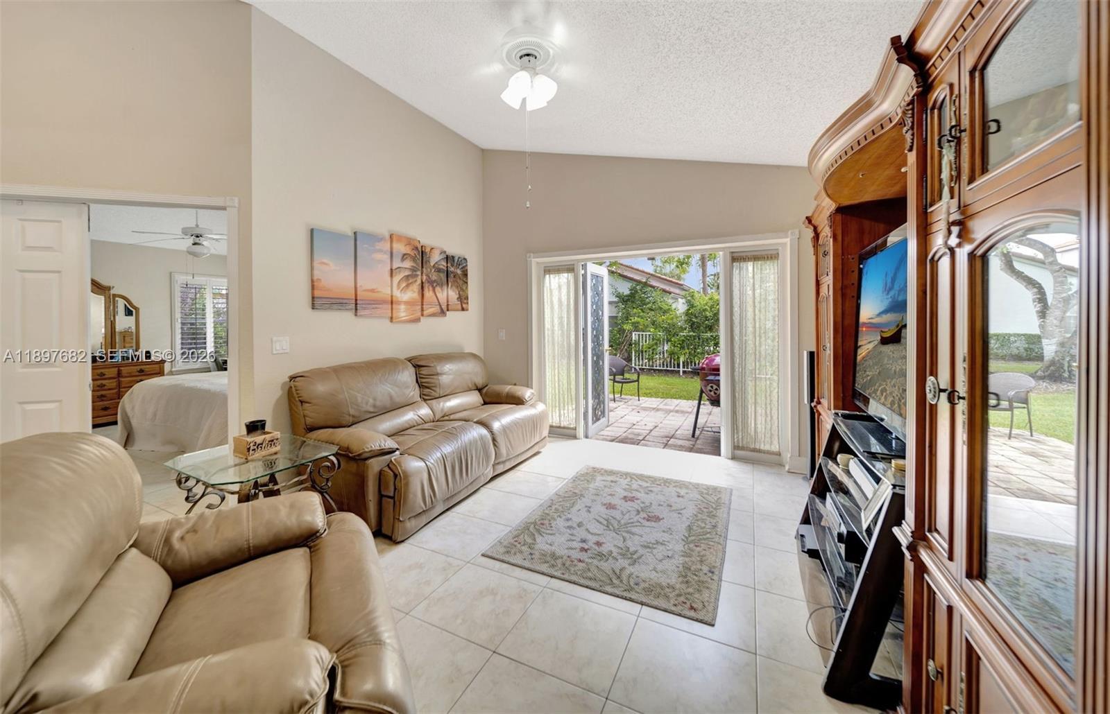 HOLLYWOOD LAKES COUNTRY C - Residential