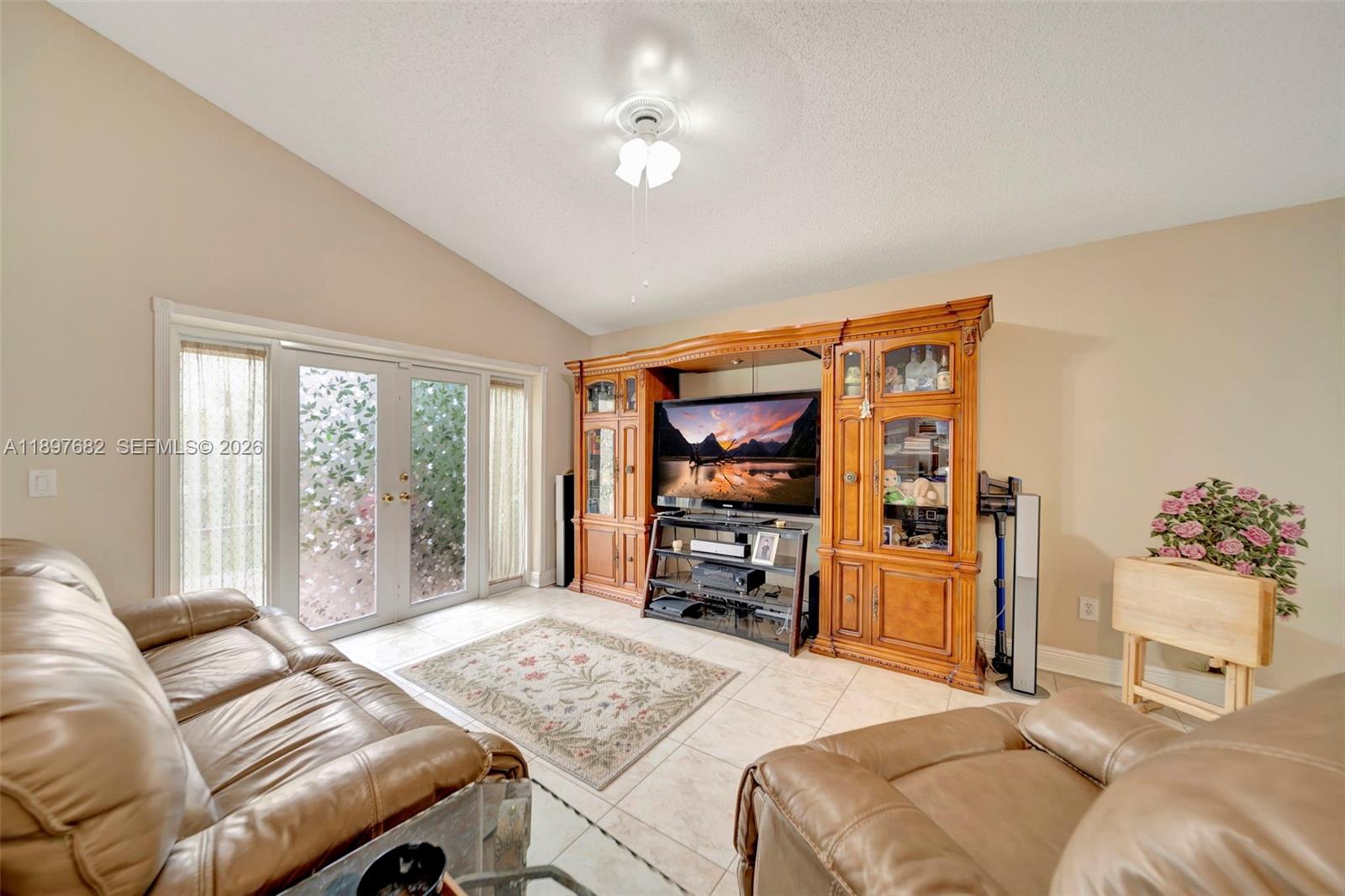 HOLLYWOOD LAKES COUNTRY C - Residential