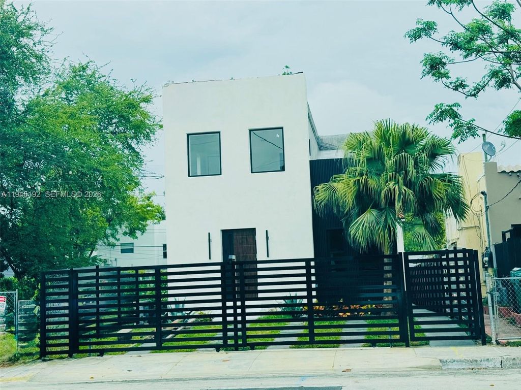 Photo of 905 SW 13th Ct, Miami, FL 33135 (MLS # A11945192)