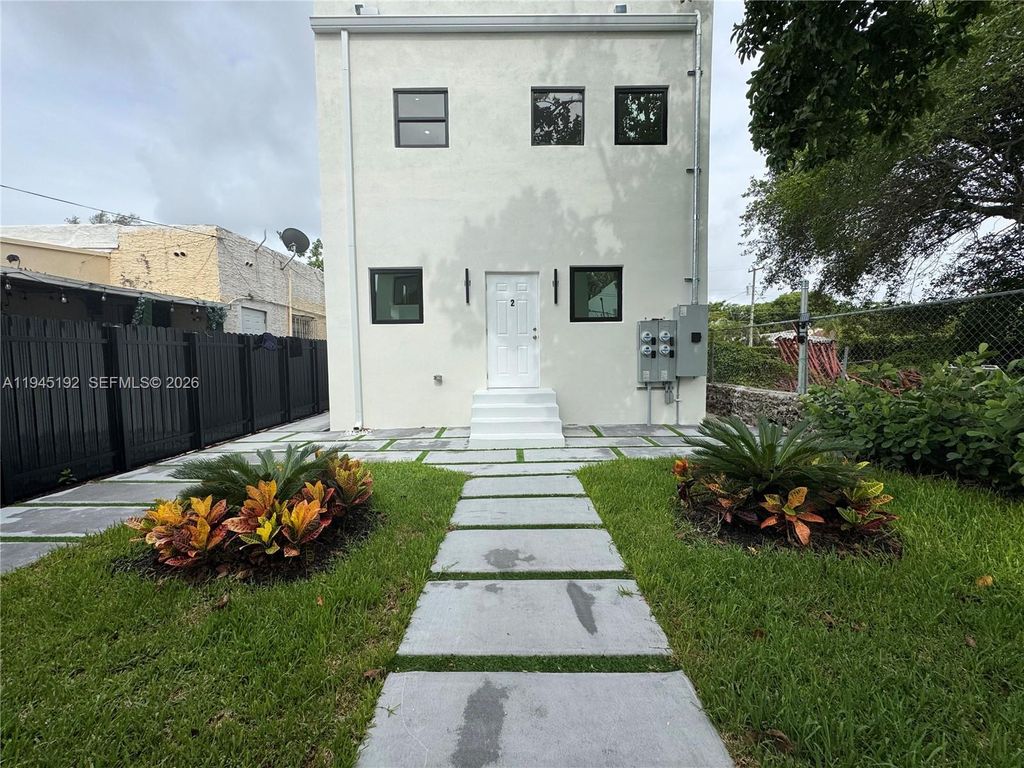 Photo of 905 SW 13th Ct, Miami, FL 33135 (MLS # A11945192)