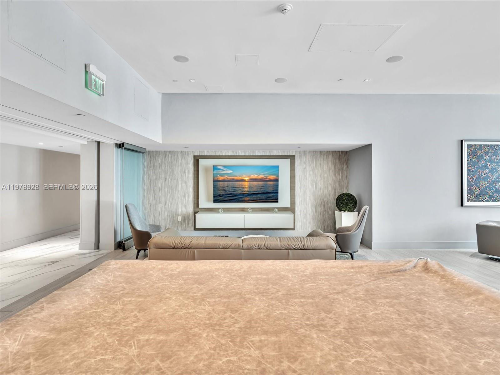 DIPLOMAT OCEANFRONT RESID - Residential Lease