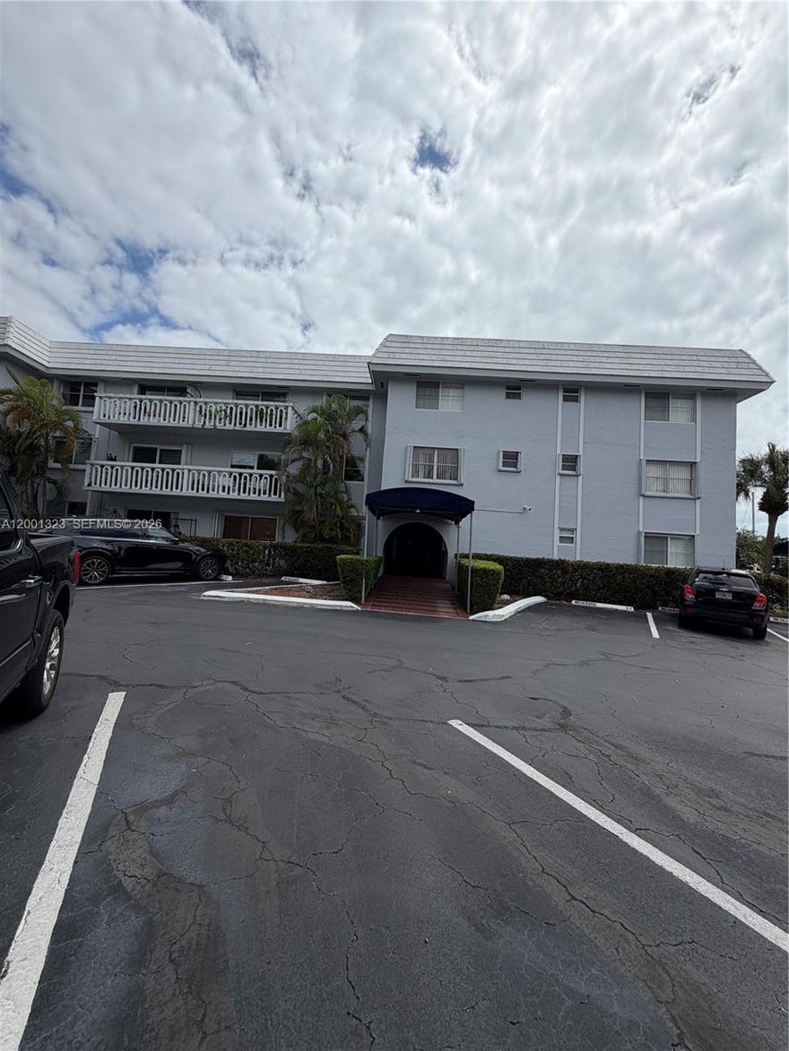 CORAL GABLES GEM. 1 BEDROOM 1.5 BATH CONDO.  HARDWOOD FLOORS GRANITE COUNTER TOPS. STAINLESS STEEL APPLIANCES. OPEN FLOOR PLAN.  GREAT DOCK VIEWS OF COCOPLUM FROM THE COMMUNITY POOL AREA. ONE ASSIGNED PARKING SPACE.