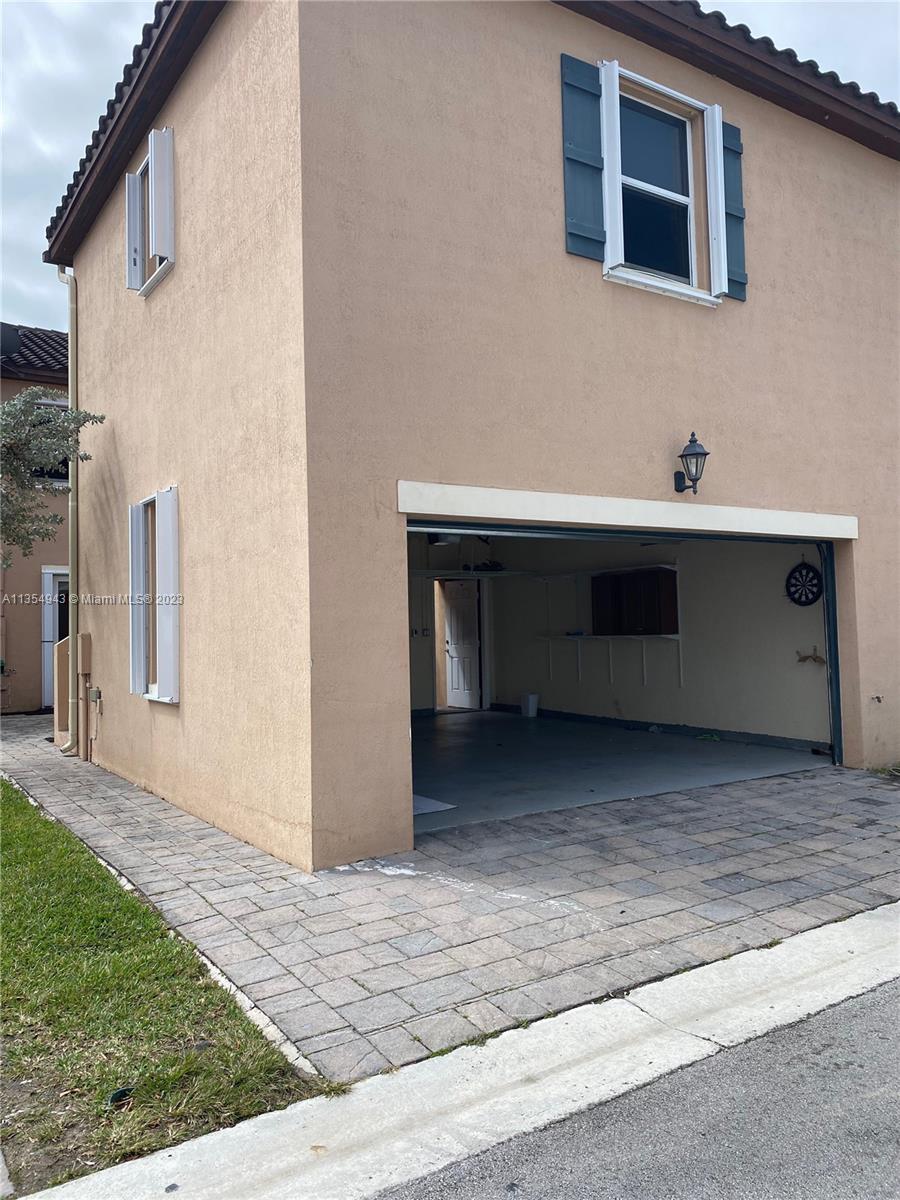 KENDALL COMMONS TOWNHOMES - Residential Lease