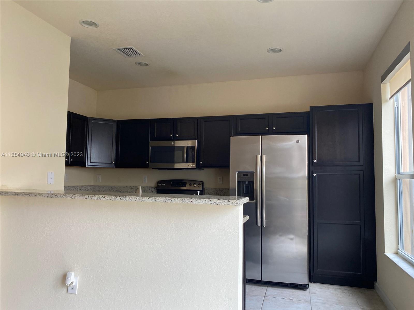 KENDALL COMMONS TOWNHOMES - Residential Lease