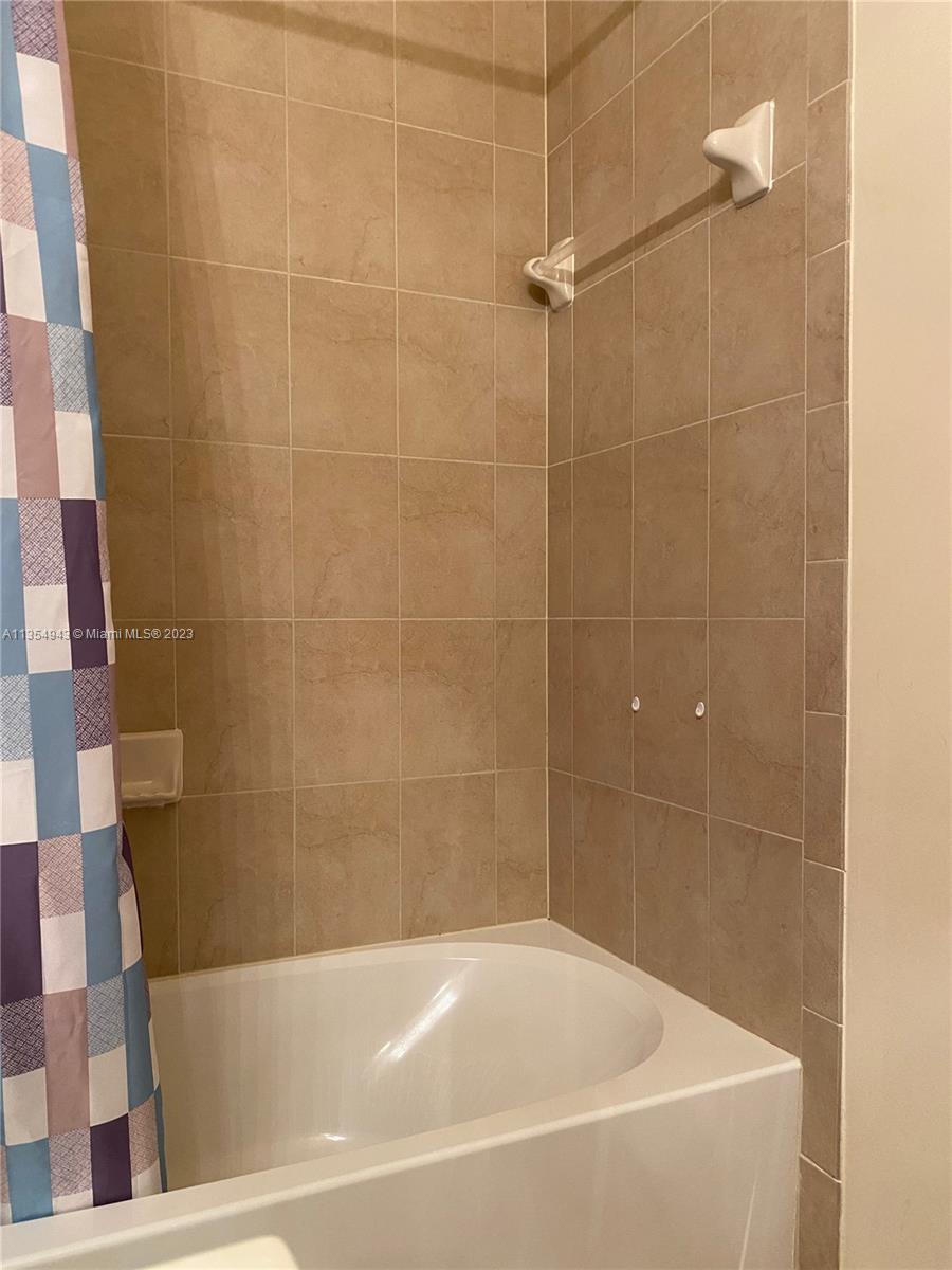 KENDALL COMMONS TOWNHOMES - Residential Lease