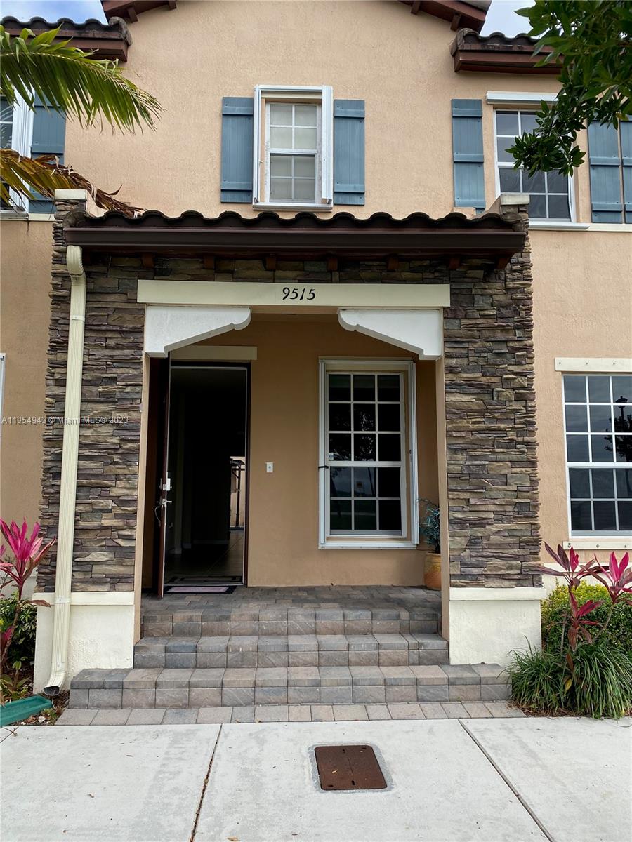 KENDALL COMMONS TOWNHOMES - Residential Lease