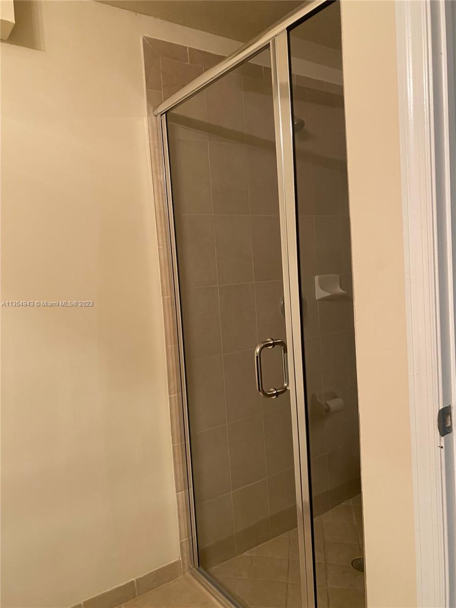 KENDALL COMMONS TOWNHOMES - Residential Lease