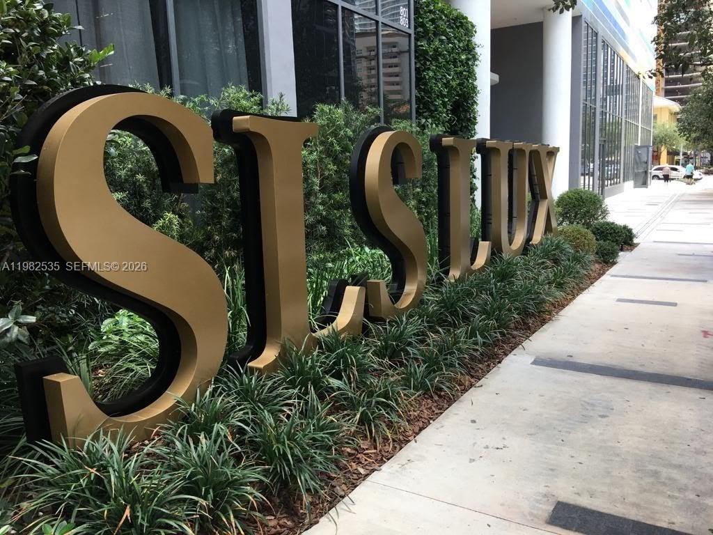SLS LUXE BRICKELL - Residential Lease