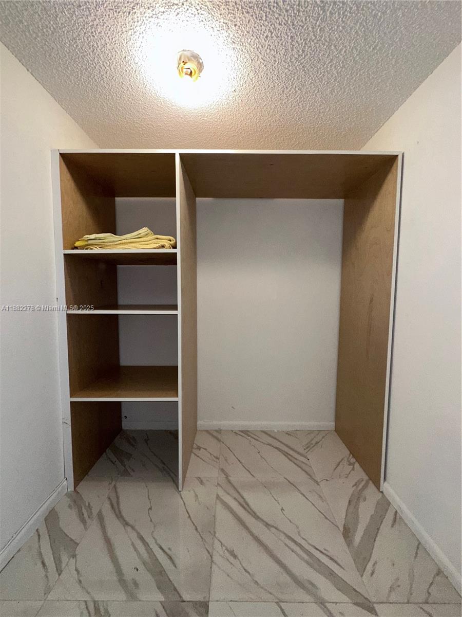 SOMERSET AT LAUDERDALE LA - Residential