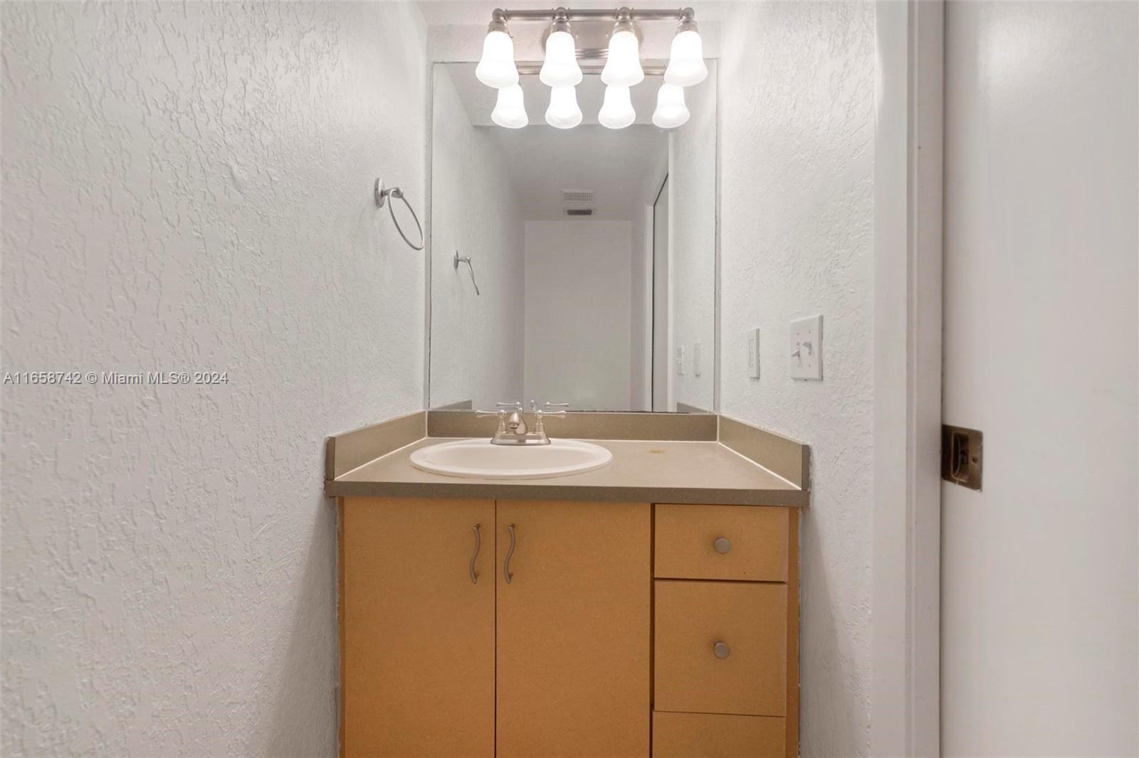 EMBASSY LAKES - Residential