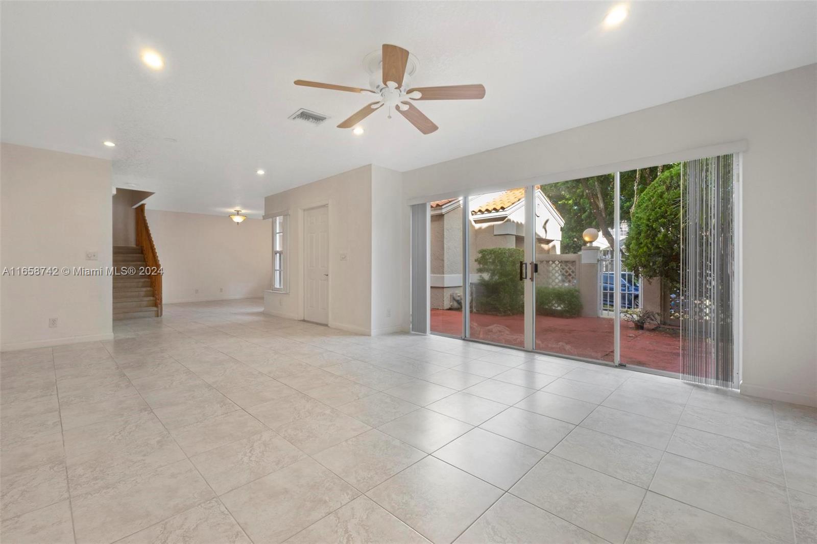 EMBASSY LAKES - Residential