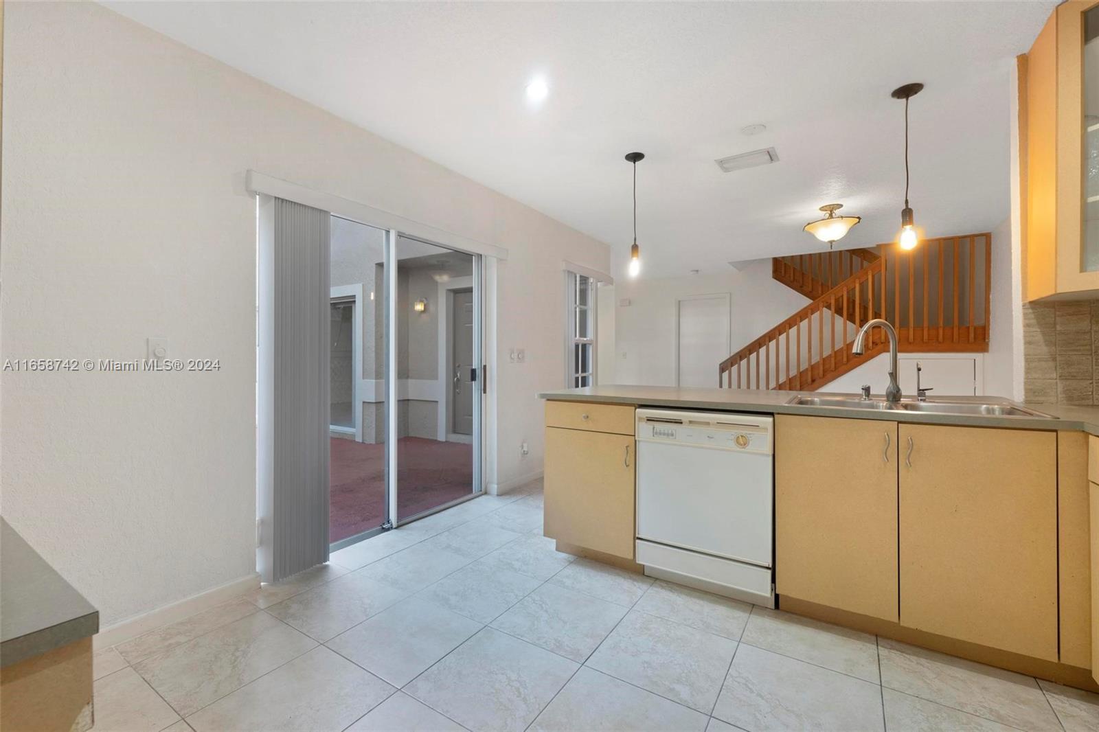 EMBASSY LAKES - Residential