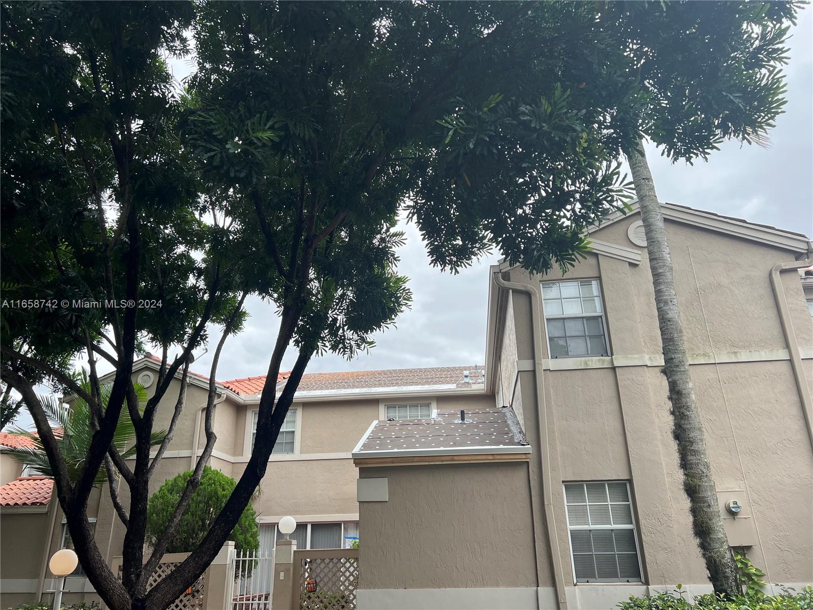 EMBASSY LAKES - Residential