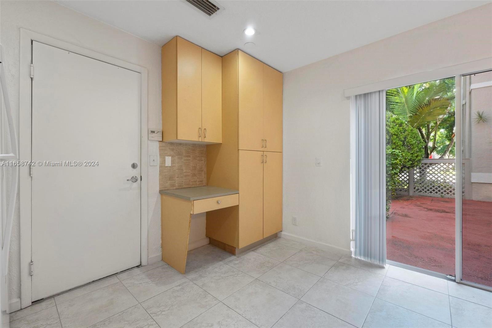 EMBASSY LAKES - Residential