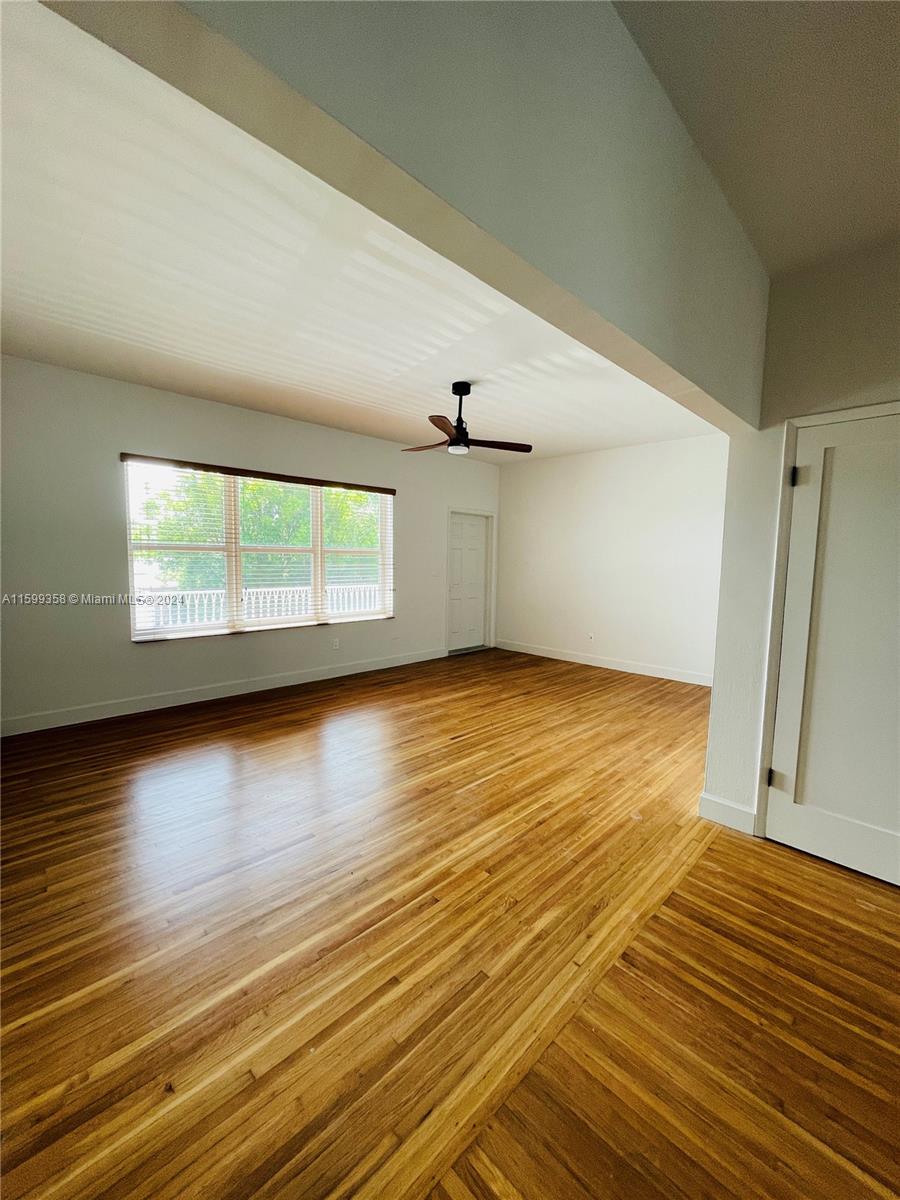 Fully remodeled 900 sq ft apartment in well kept and updated boutique building. Quick approval, pet friendly. Call today to schedule a tour.