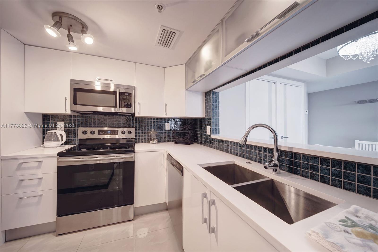 THE FLORIDIAN CONDO - Residential Lease