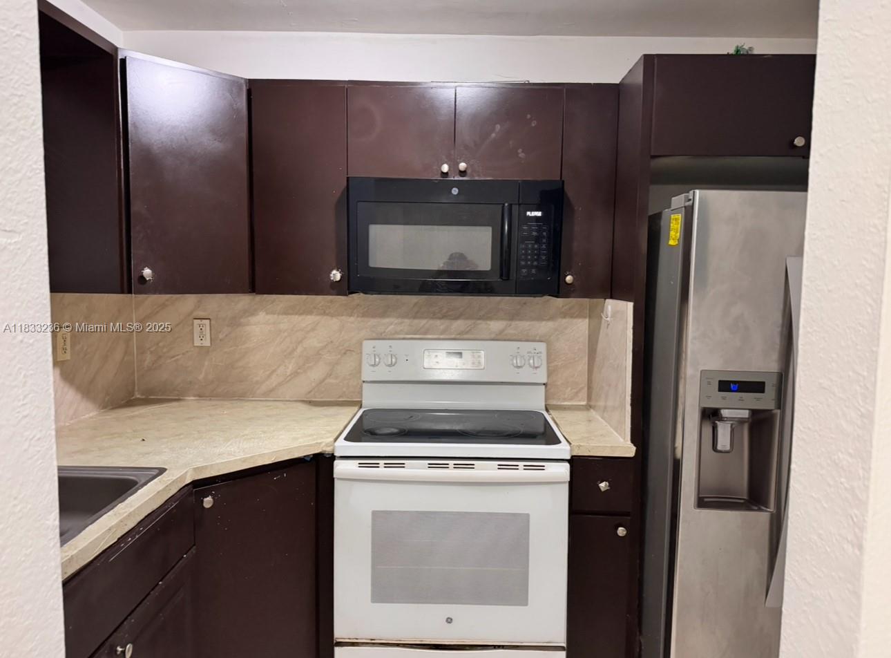 Charming naturally well-lit 1 bed and 1 bath in this Very nice 770 CONDO. Centrally Located in North Miami, Close to Bus Stop and Shopping center nearby. Easy to Show.