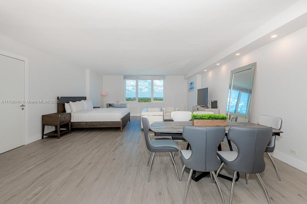 Spacious studio residence spanning 760 square-feet with inspiring city skyline views that
extend to Biscayne Bay. Situated inside the same building as the luxurious 1 Hotel, Roney Palace residents enjoy the best of South Beach with access to 3 oceanfront swimming pools, a hot tub and beach service. Onsite restaurants include Habitat, STK South Beach, Plnthouse organic café, WTR at the Rooftop and more! Home to SoulCycle, Anatomy Gym, high-end spa, salon and retail fashion boutiques. Valet parking, full-time security, laundry on every floor, onsite management office.
