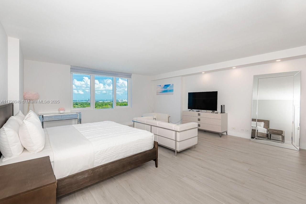 RONEY PALACE CONDO - Residential