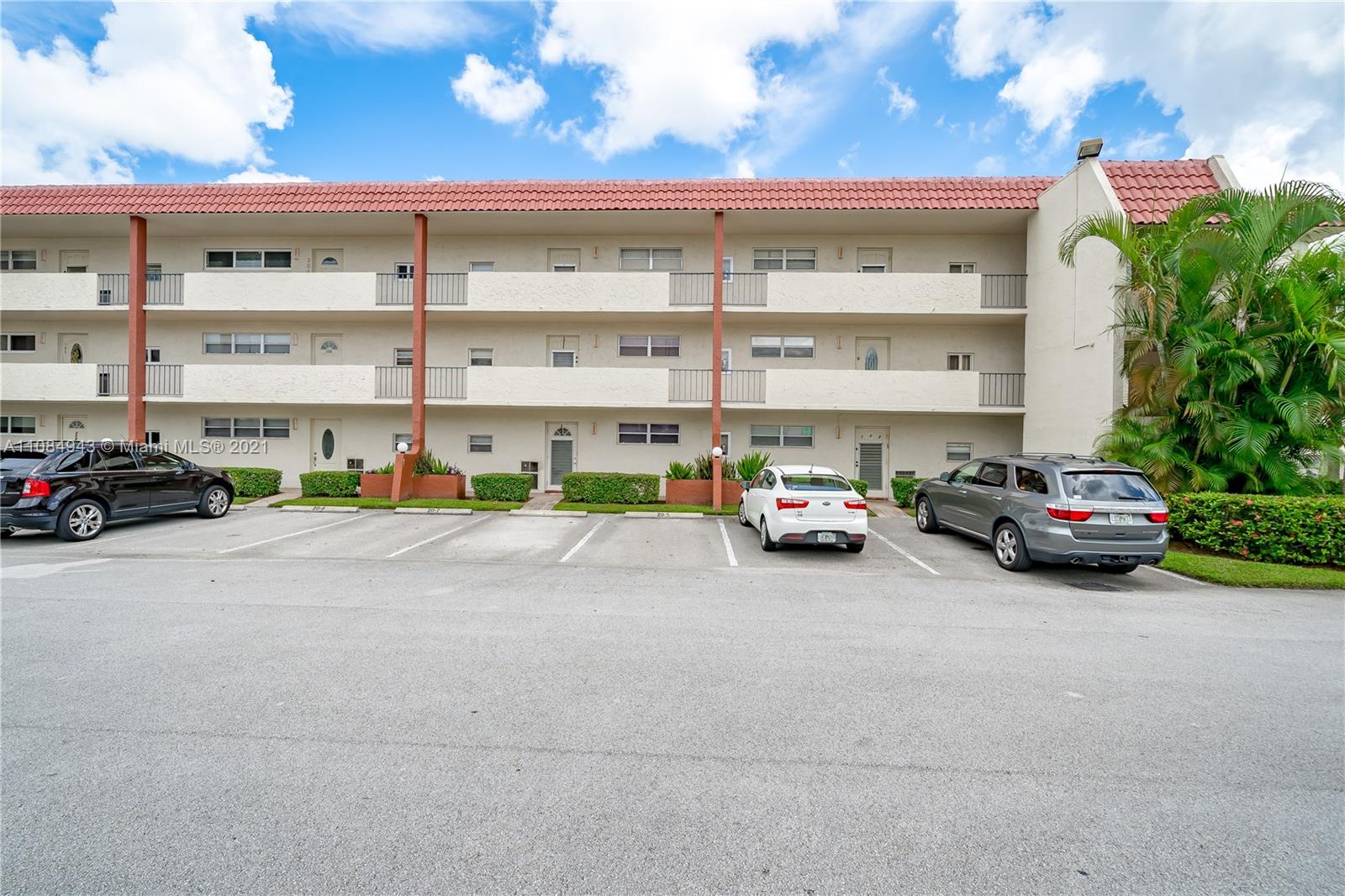 HOLLYBROOK GOLF & TENNIS - Residential