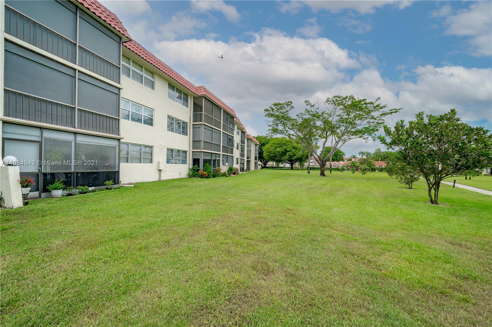 HOLLYBROOK GOLF & TENNIS - Residential