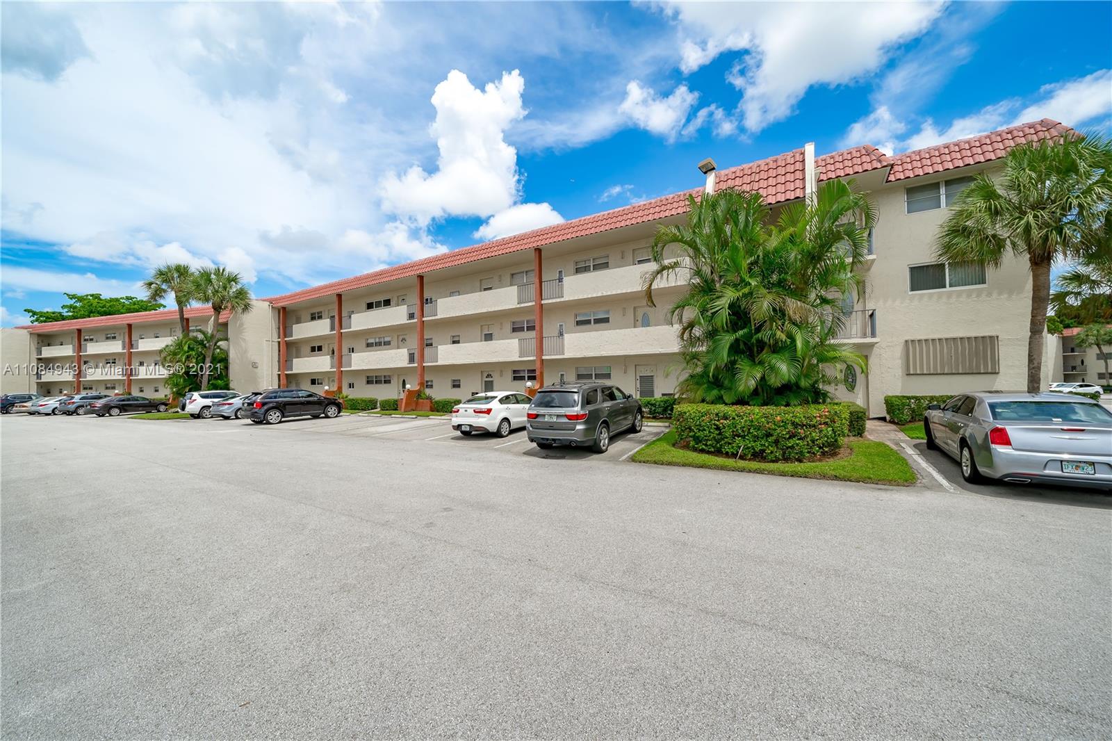 HOLLYBROOK GOLF & TENNIS - Residential