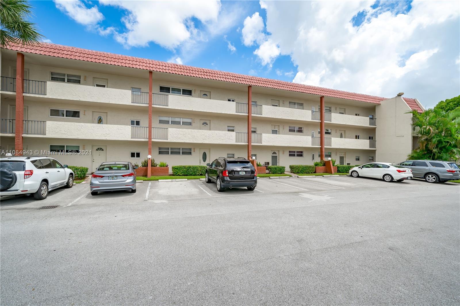 HOLLYBROOK GOLF & TENNIS - Residential