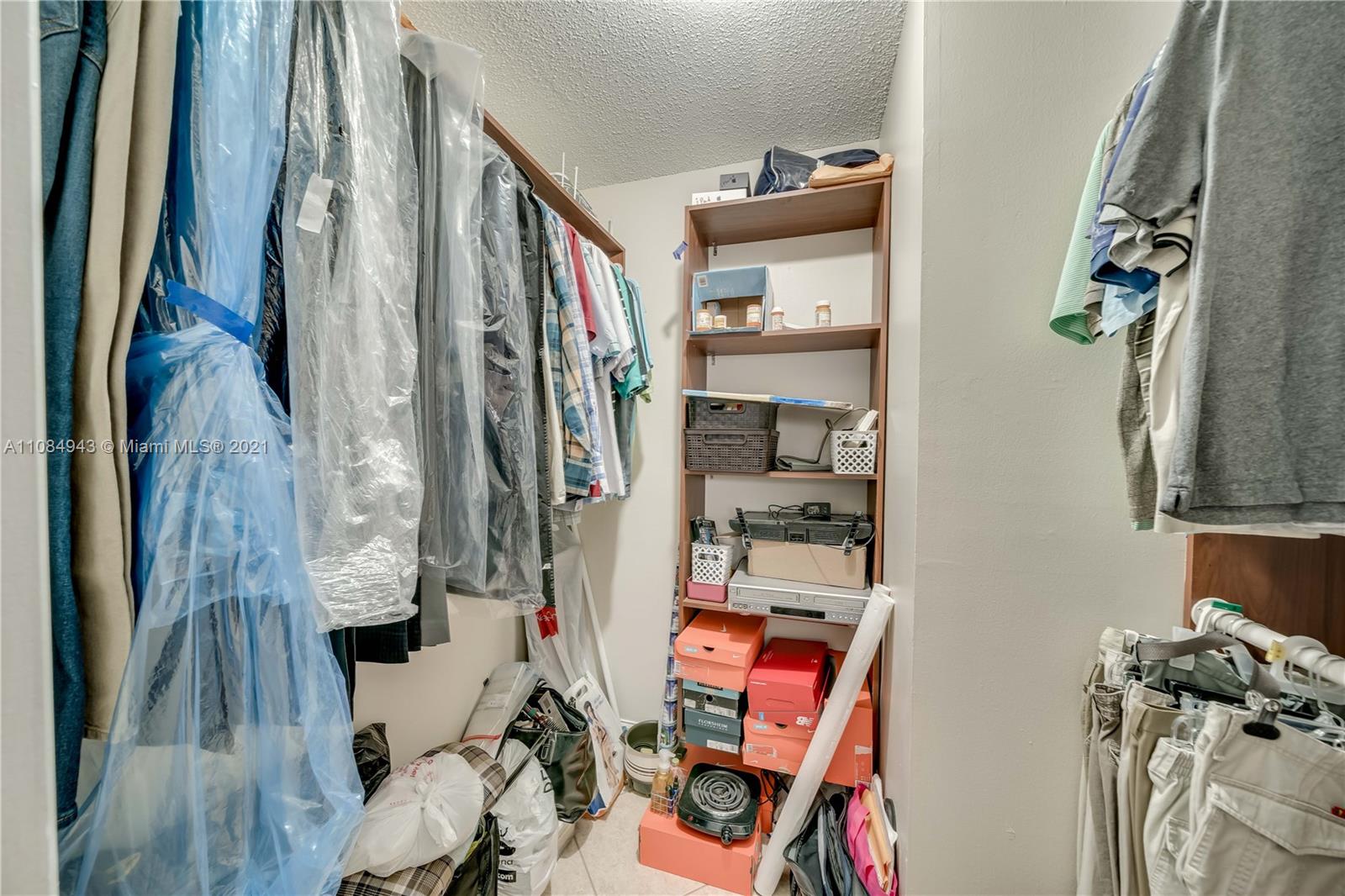 HOLLYBROOK GOLF & TENNIS - Residential