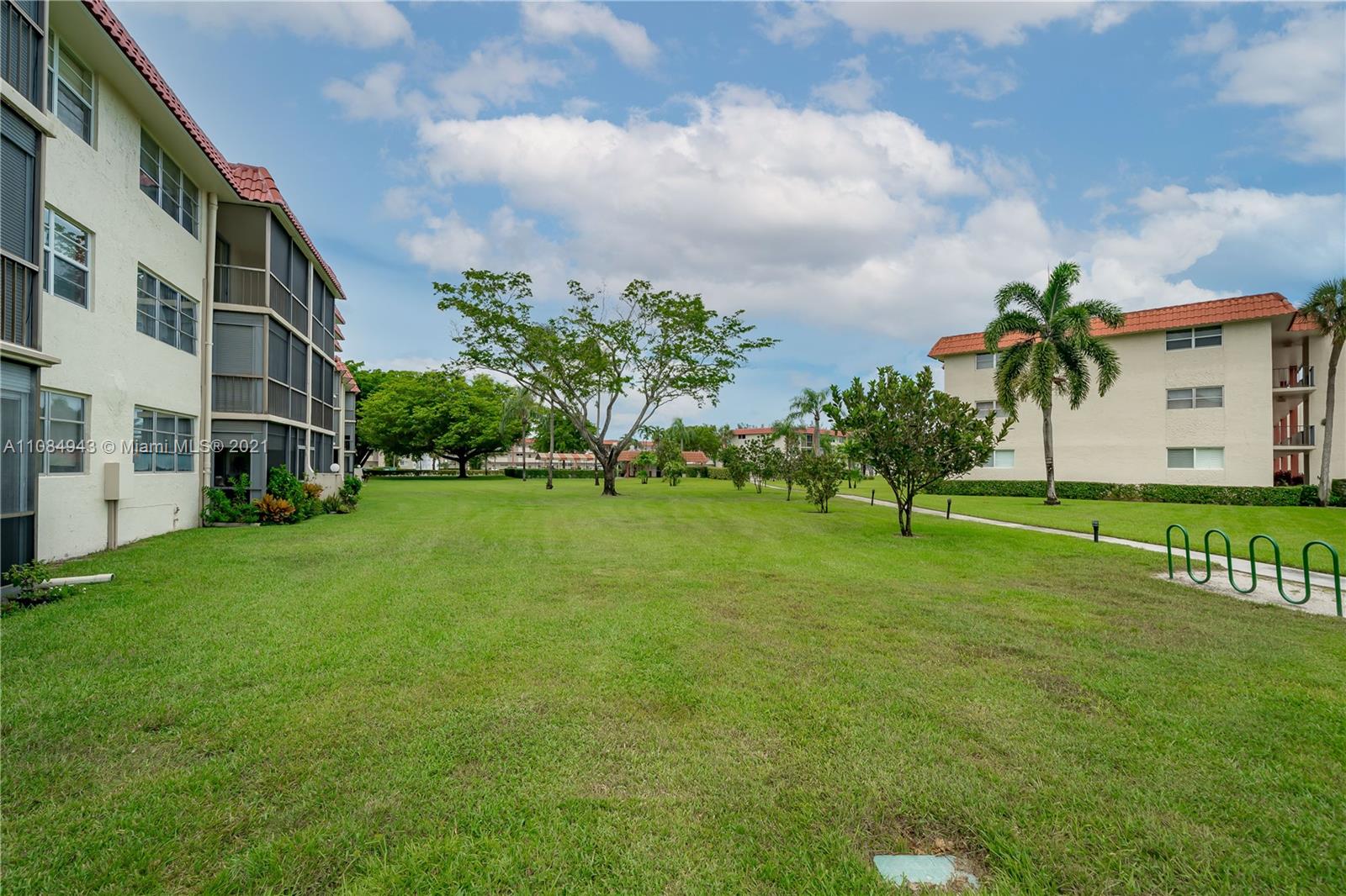 HOLLYBROOK GOLF & TENNIS - Residential