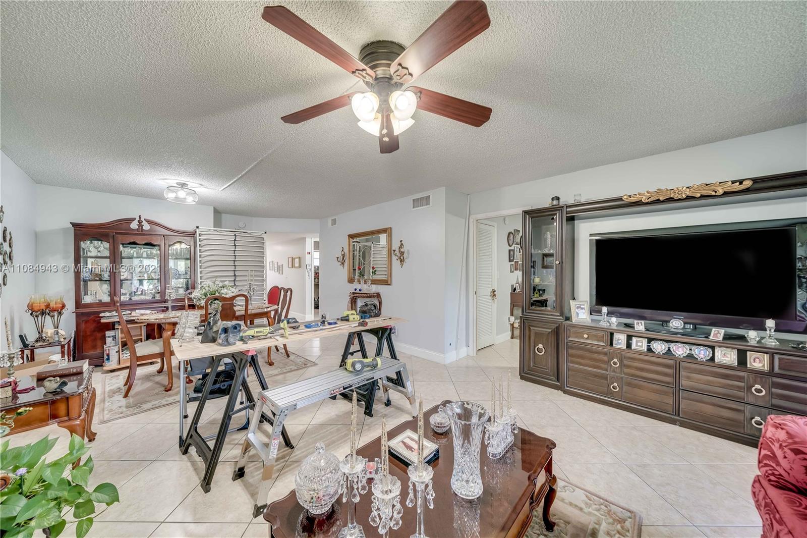 HOLLYBROOK GOLF & TENNIS - Residential