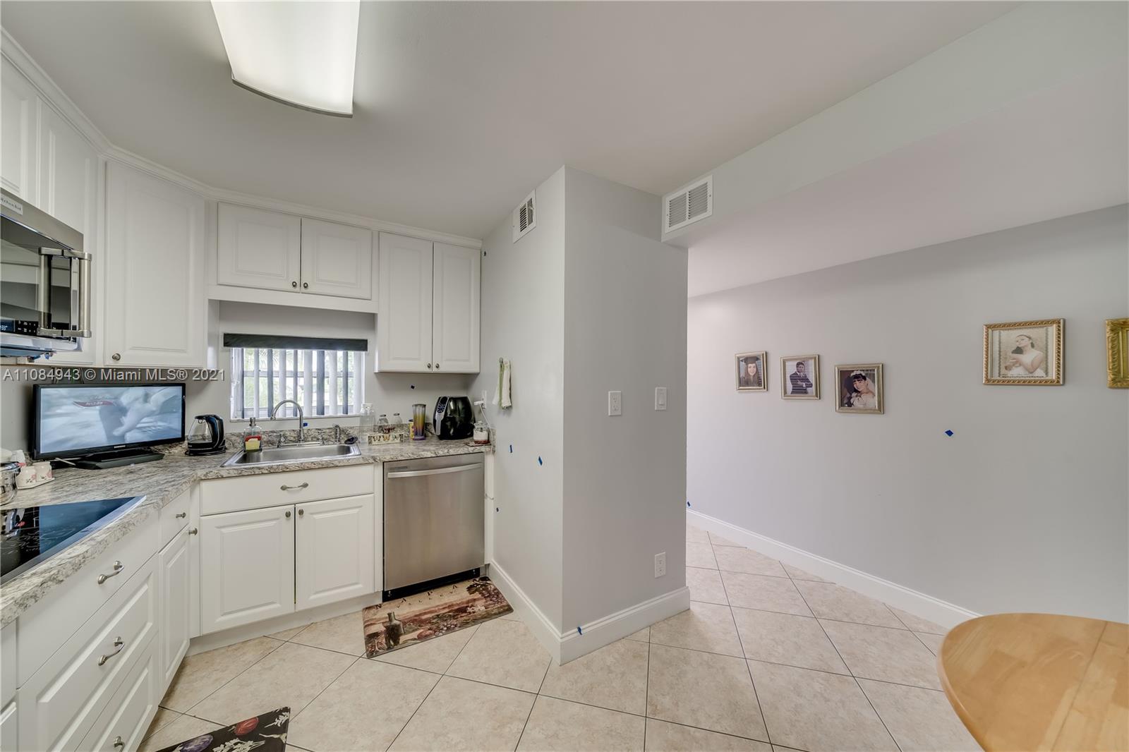 HOLLYBROOK GOLF & TENNIS - Residential