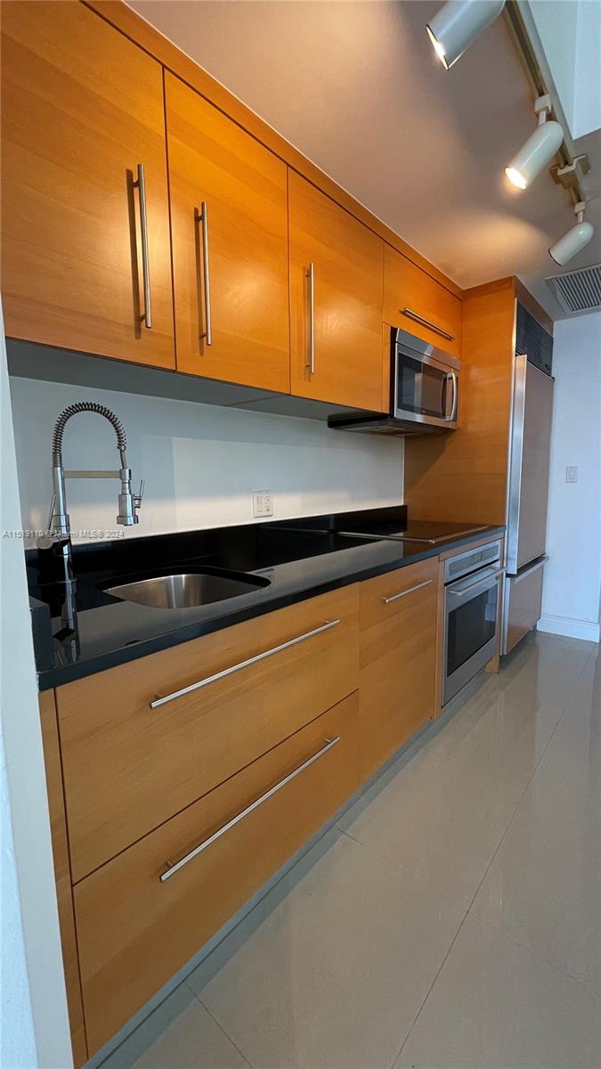 ICONBRICKELL CONDO NO 1 - Residential Lease