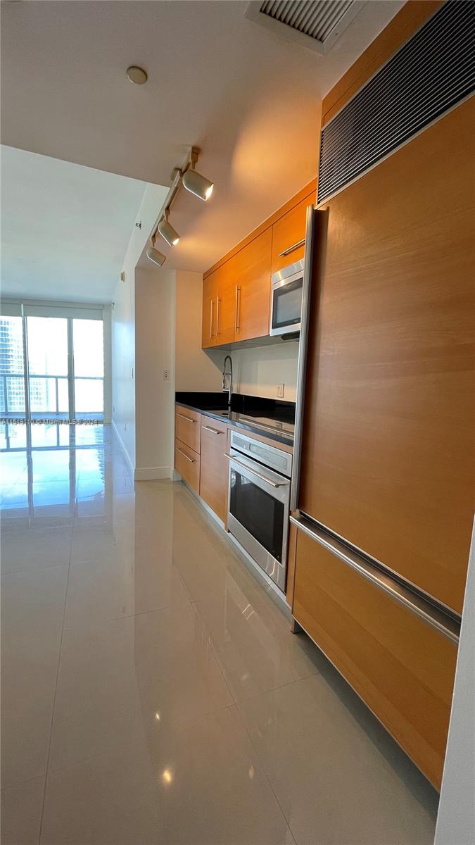 ICONBRICKELL CONDO NO 1 - Residential Lease