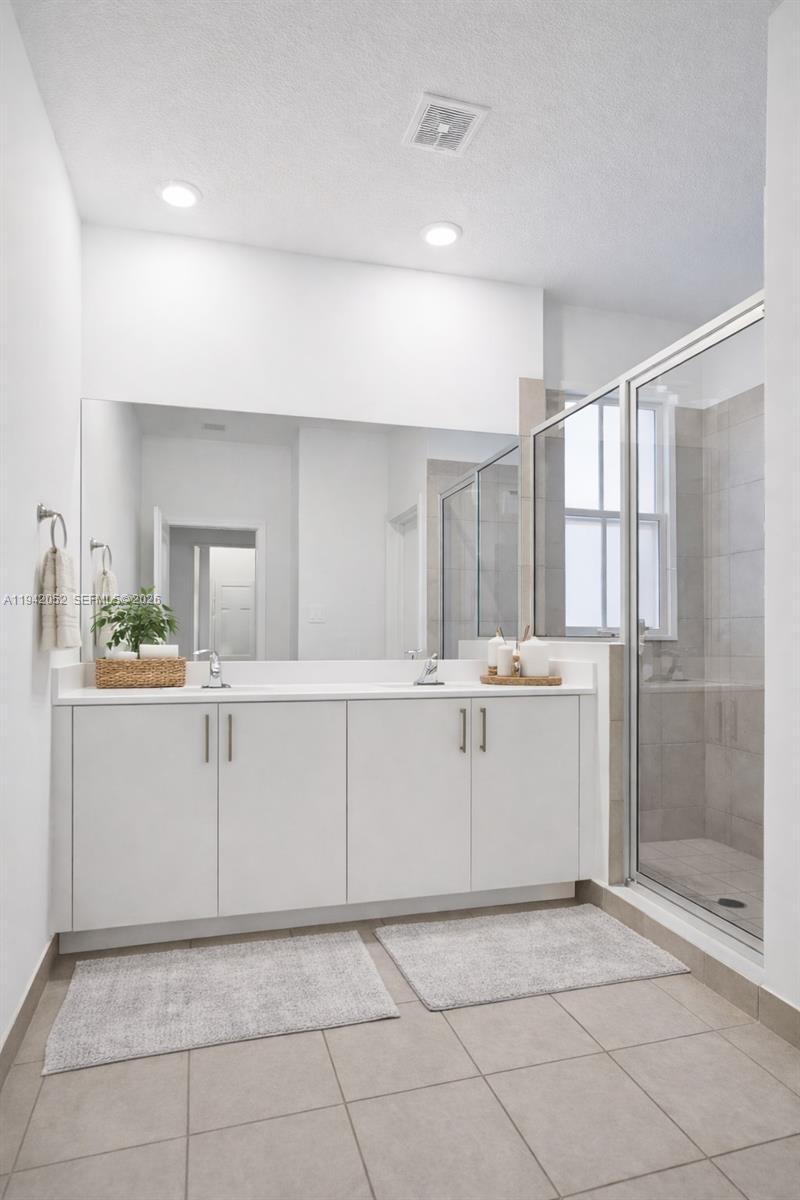 WYNDHAM LAKES PLAZA - Residential