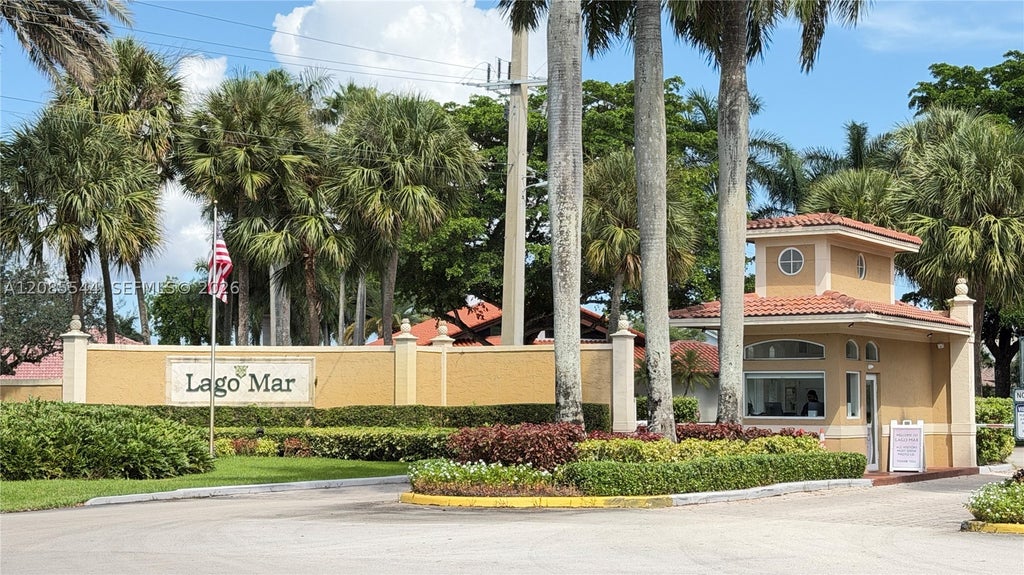 Photo of 400 NW 127th Ave #16, Plantation, FL 33325 (MLS # A12085544)