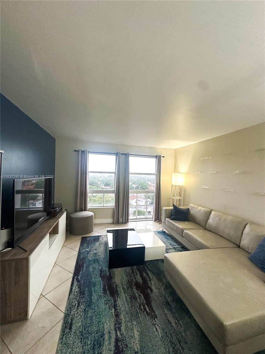 2351 Douglas Rd 702, Miami, FL, 33145/$360,000 2 2351 Douglas Rd 702
