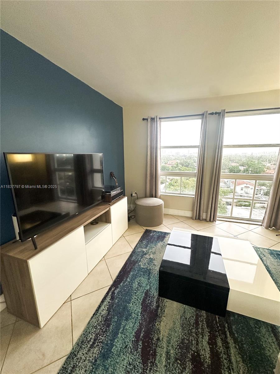 2351 Douglas Rd 702, Miami, FL, 33145/$360,000 4 2351 Douglas Rd 702