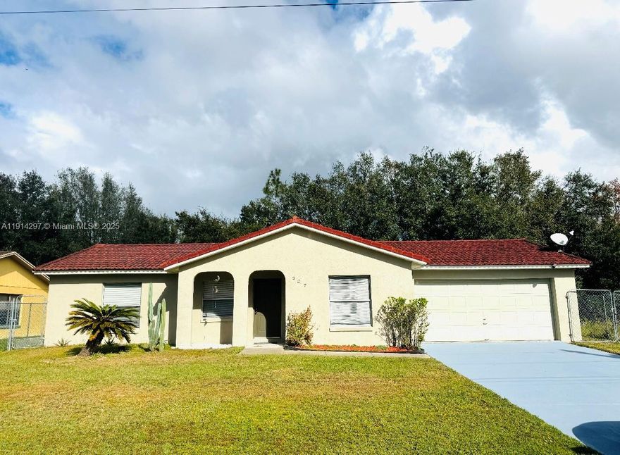 NICE 3/2 IN KISSIMEE FLORIDA, VERY SPACIOUS IN EXCELLENT LOCATION! CALL NOW THIS WONT LAST.