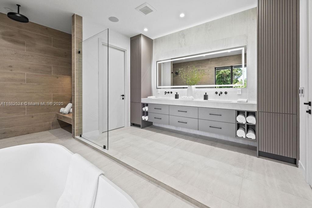 RIO VISTA ISLES - Residential