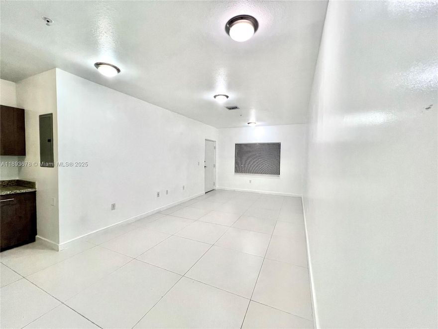 Discover this spacious 1-bedroom, 1-bathroom apartment!
Enjoy the comfort of an in-unit washer and dryer and 1 assigned parking space. Located in a vibrant yet peaceful neighborhood, you’ll have easy access to supermarkets, shopping centers, and restaurants, making daily errands a breeze. Plus, benefit from a fast 24-hour approval process, ensuring a smooth and quick move-in. Call today to schedule your showing!